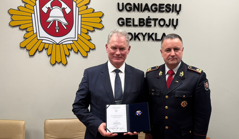 Rektoriui įteiktas priešgaisrinės gelbėjimo tarnybos ženklas „Už nuopelnus  gyventojų saugai“ 